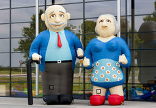 Abraham & Sarah echtpaar "grijs", inflatable, te huur, 50 jaar, 3.5 mtr hoog, Opblaaspop