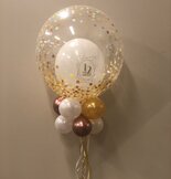 Bubble ballon 24 inch. met 11 inch ballon gevuld met Helium. afwerking met 8 kleine ballonnen.