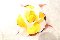 Grote bloem Carnaval geel wit rood met clip, speld, elastiek
