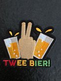 Twee bier! embleem. rood geel groen, Limburg Knotwilgendam